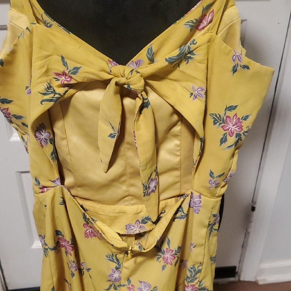 Timing Yellow Floral Ruffle Romper - Picture 9 of 11